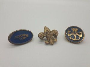 VINTAGE GIRL BOY SCOUTS HONOR SALUTE TREFOIL HAT LAPEL PIN PAT 1911 FLEUR DE LIS